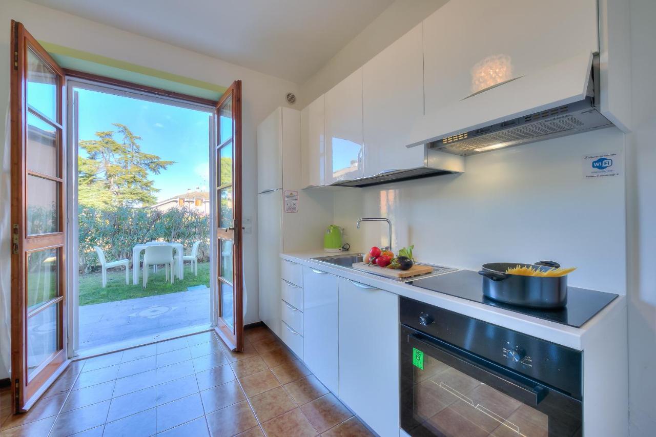 Villa Fiorita Apartments - Happy Rentals シルミオーネ エクステリア 写真